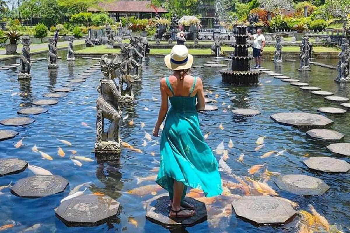 水の中に立っている青いドレスを着た女性