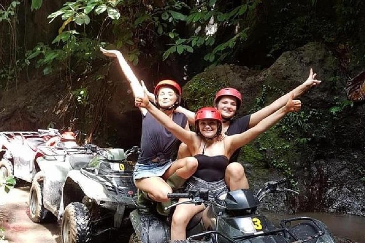 grupp inimesi ATV-de tagaosas
