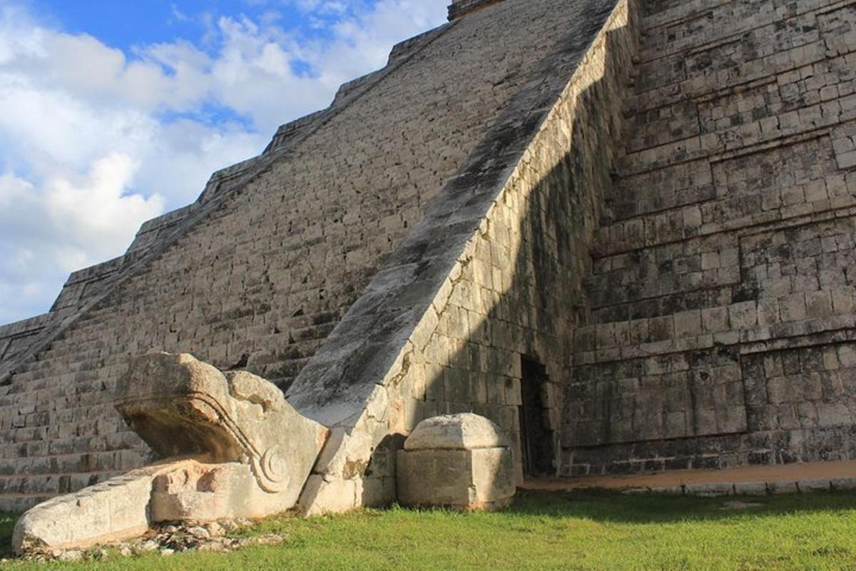 un edificio con una testa di leone su un lato