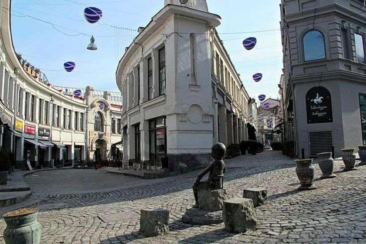 iela ar statuju ēkas vidū