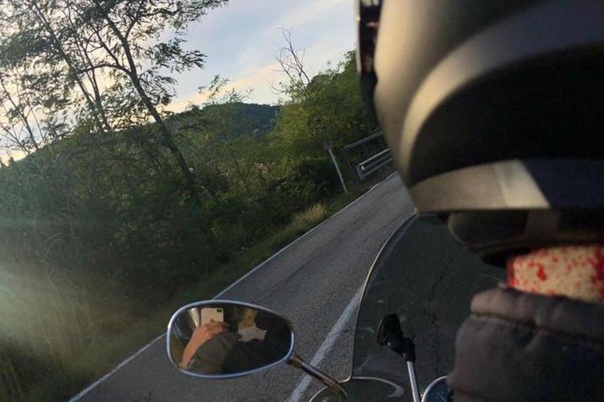 en person som kjører motorsykkel med en refleksjon i sidespeilet