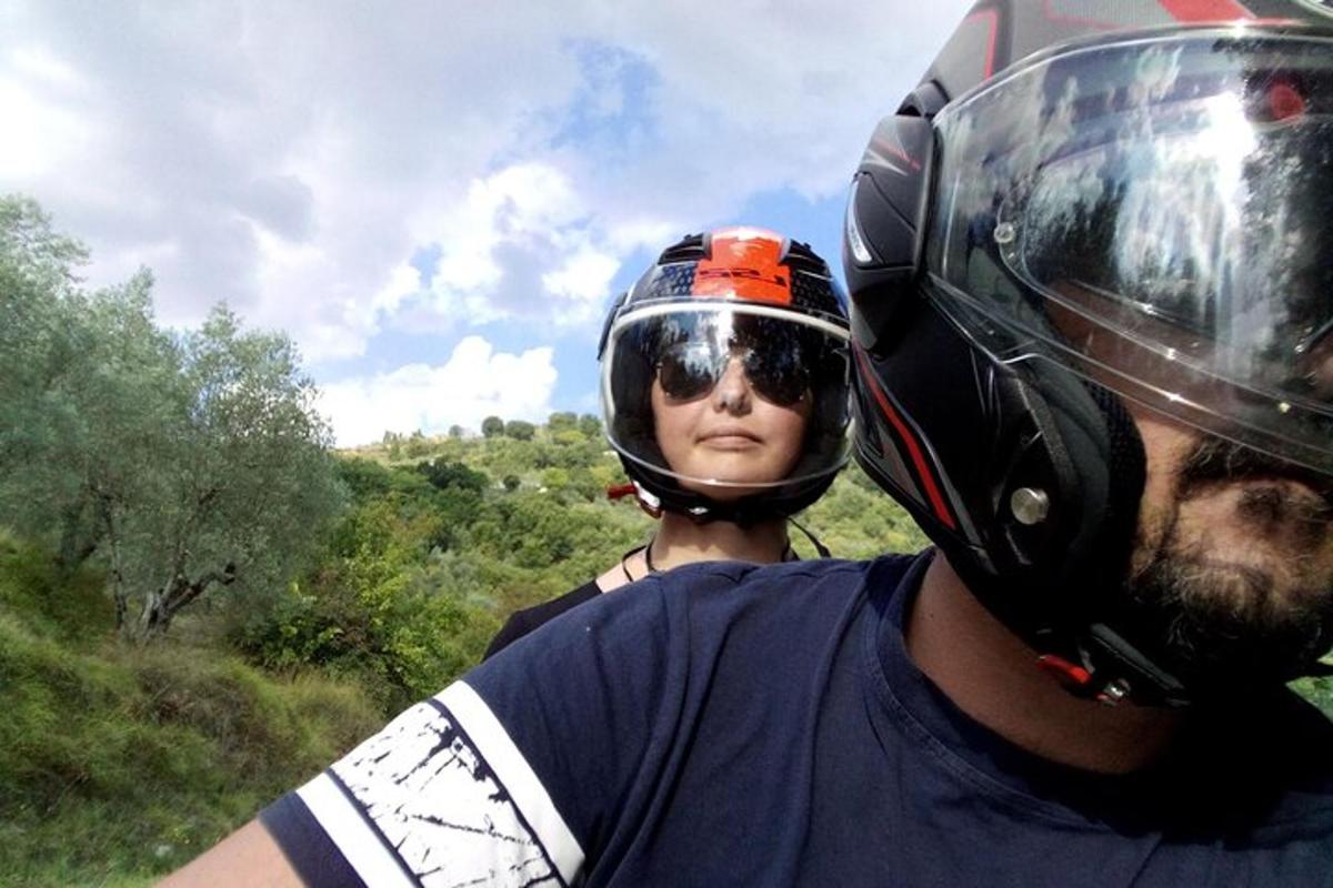 en mann med motorsykkelhjelm sammen med en kvinne