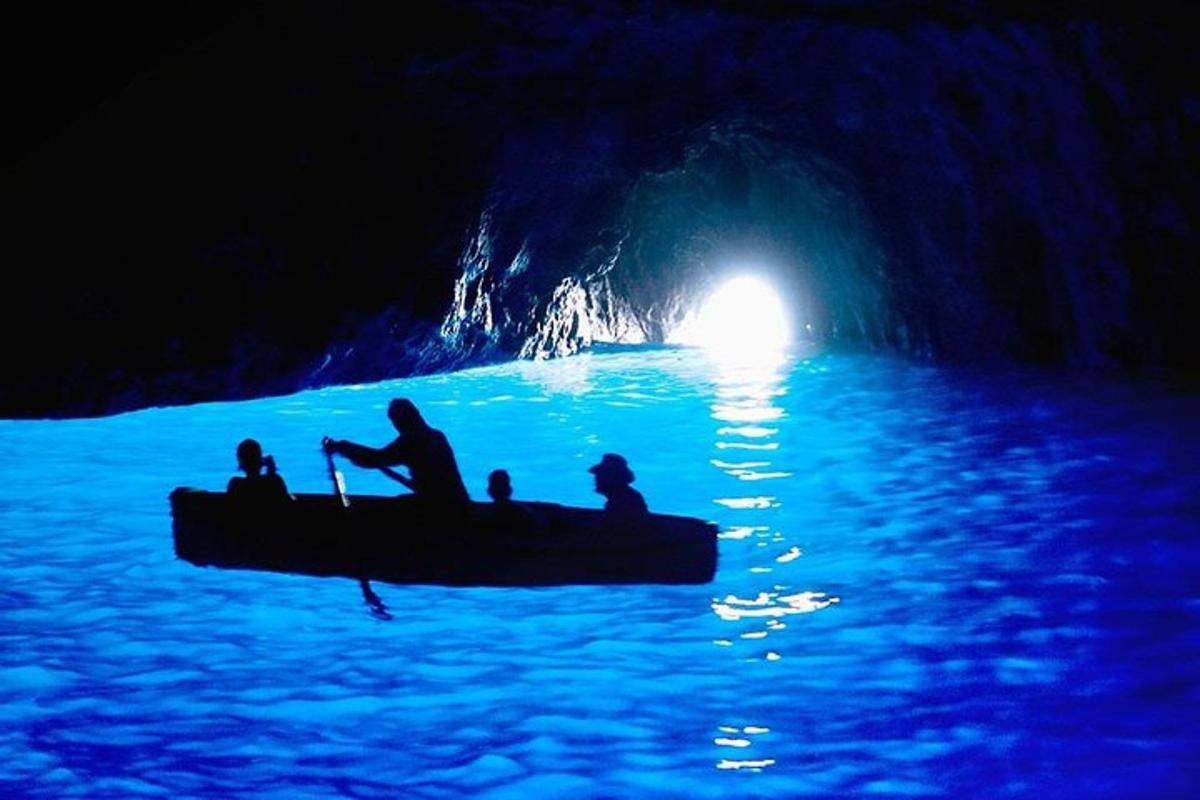 um grupo de pessoas em um barco em uma caverna