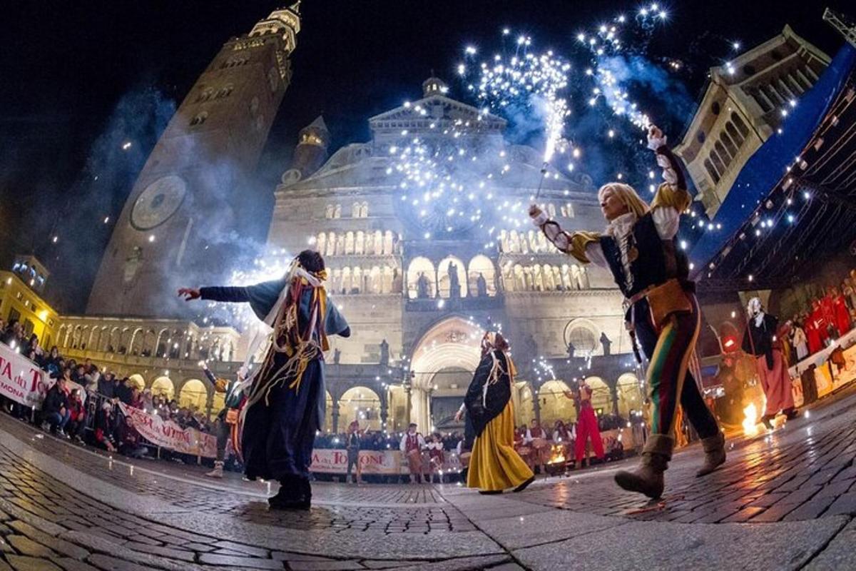 un grup de oameni care dansează în fața unei clădiri