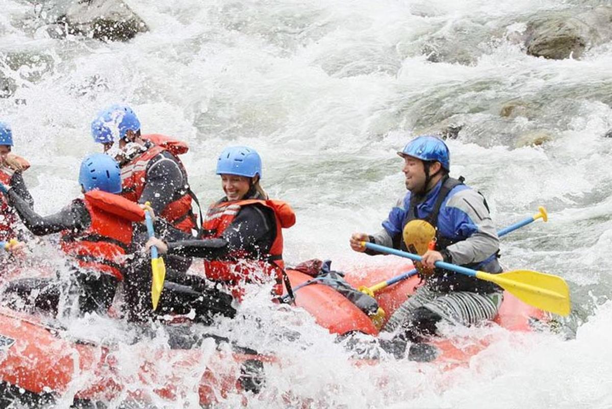 un gruppo di persone che fanno rafting in un fiume
