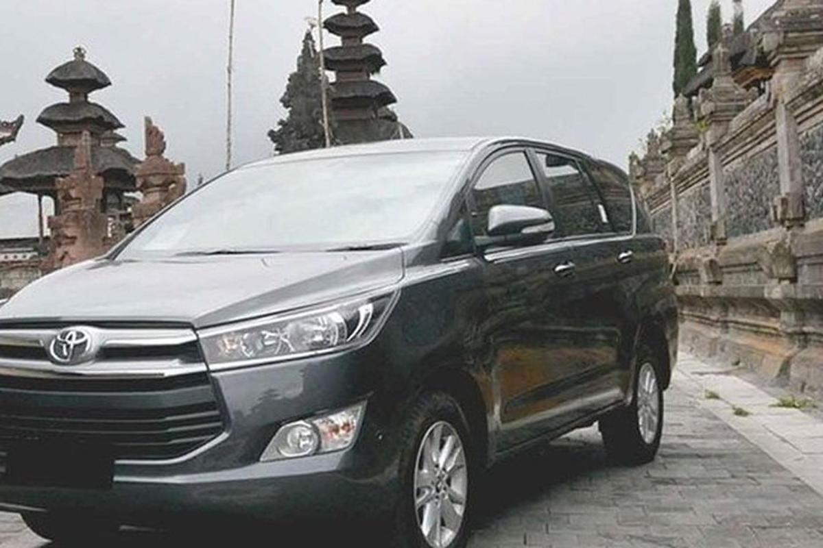 một chiếc xe màu đen đang đỗ trên phố