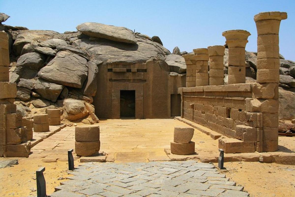 un antico edificio con pilastri nel deserto