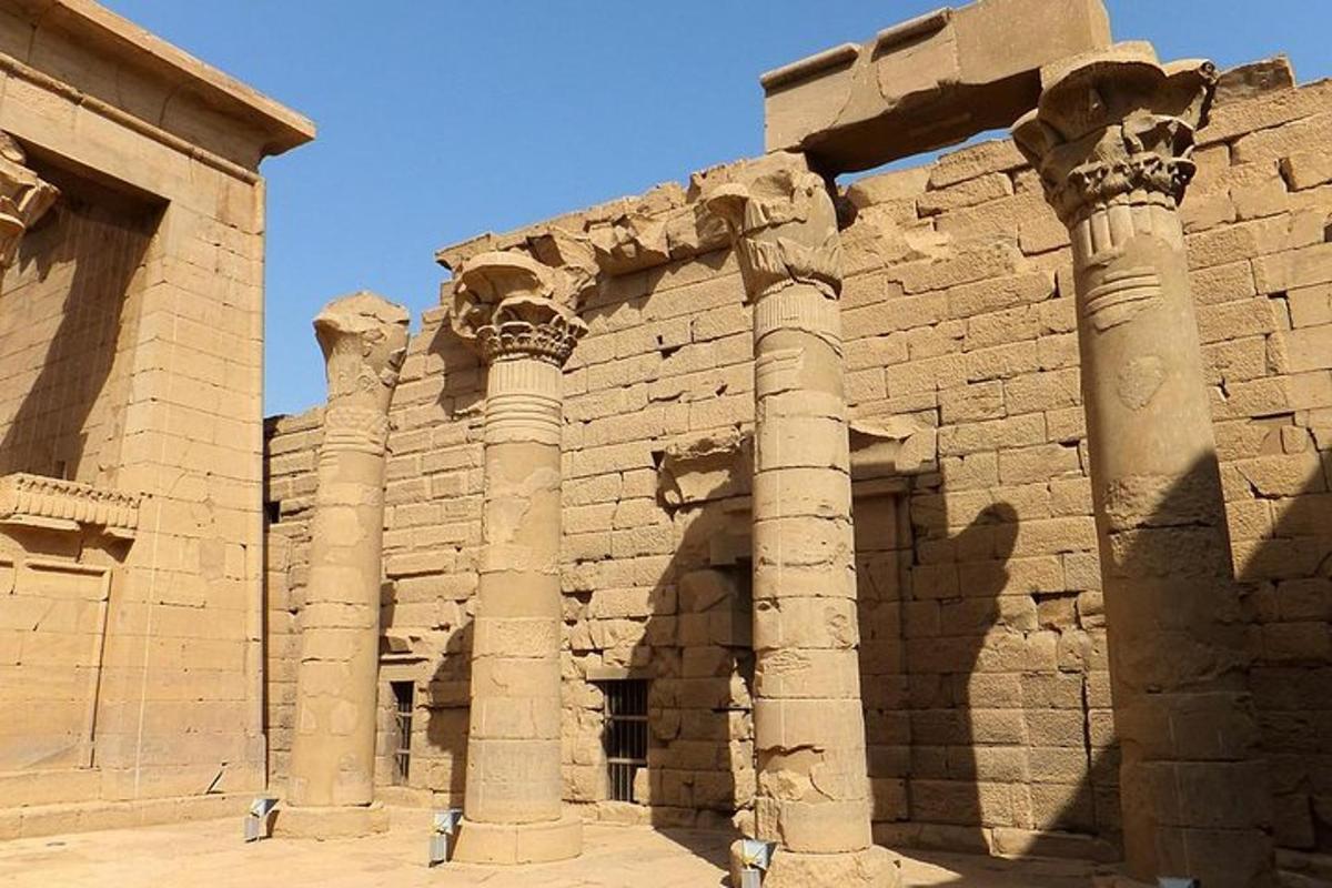 un antico edificio con colonne di fronte