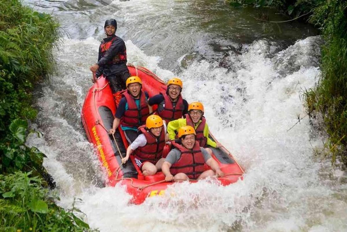 un gruppo di persone su una zattera in un fiume
