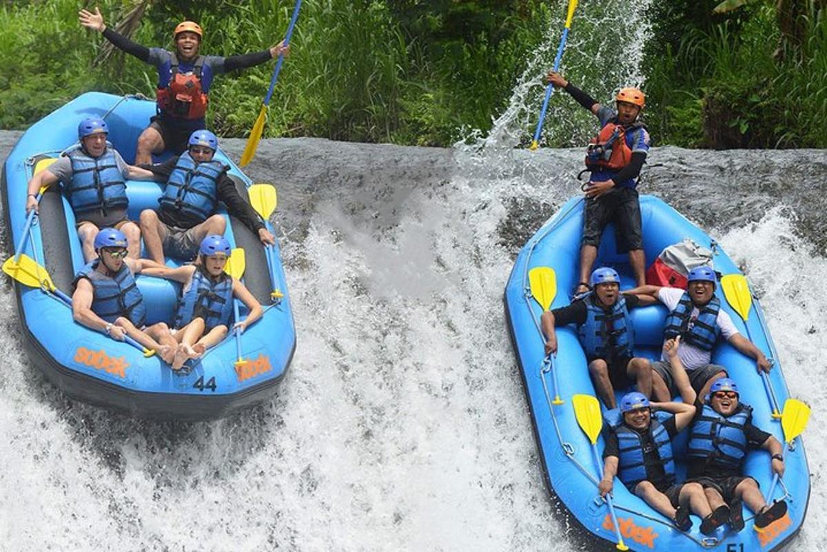 un gruppo di persone su una zattera su un fiume