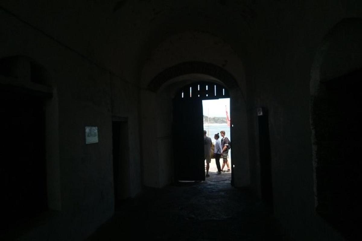 група људи који ходају кроз мрачни ходник