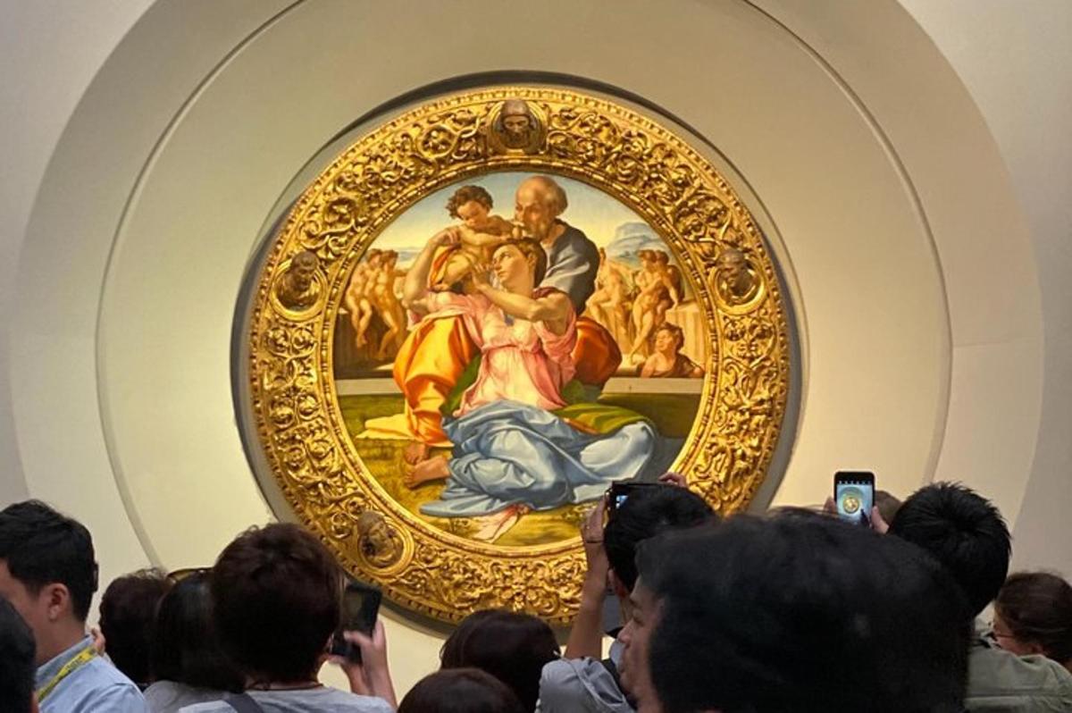 กลุ่มคนกำลังถ่ายรูปภาพวาด