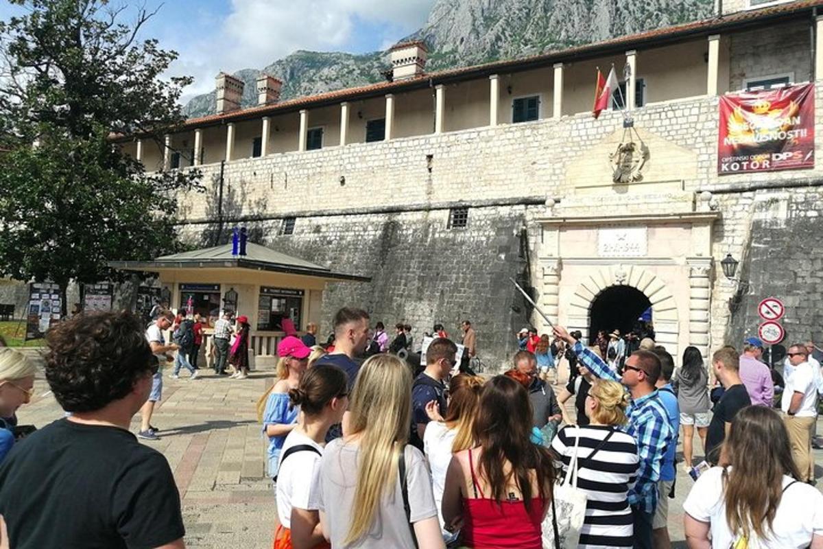 гомила људи која стоји испред зграде