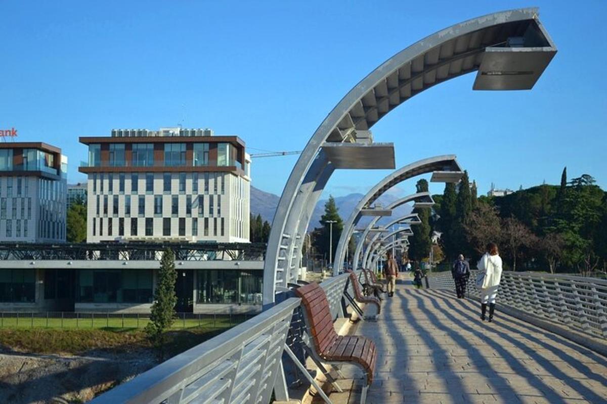 un ponte in una città con persone che ci camminano sopra