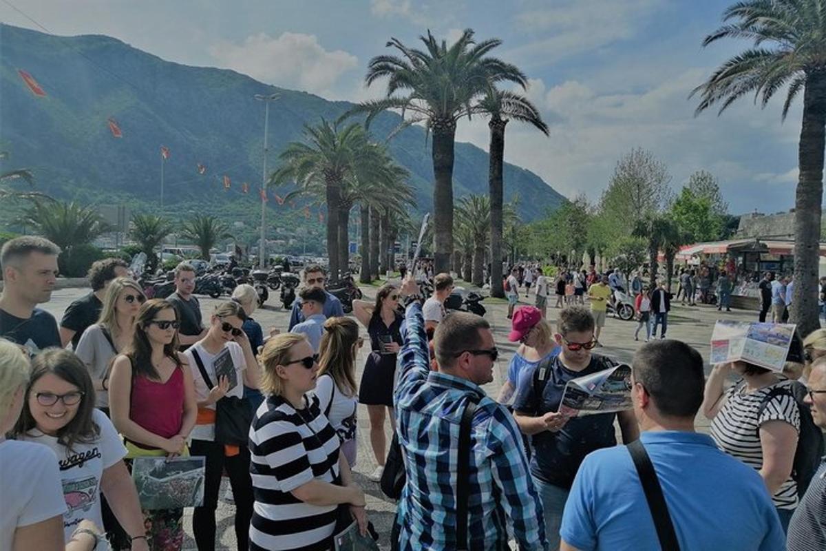 ένα πλήθος ανθρώπων που στέκονται τριγύρω μέσα σε ένα πλήθος