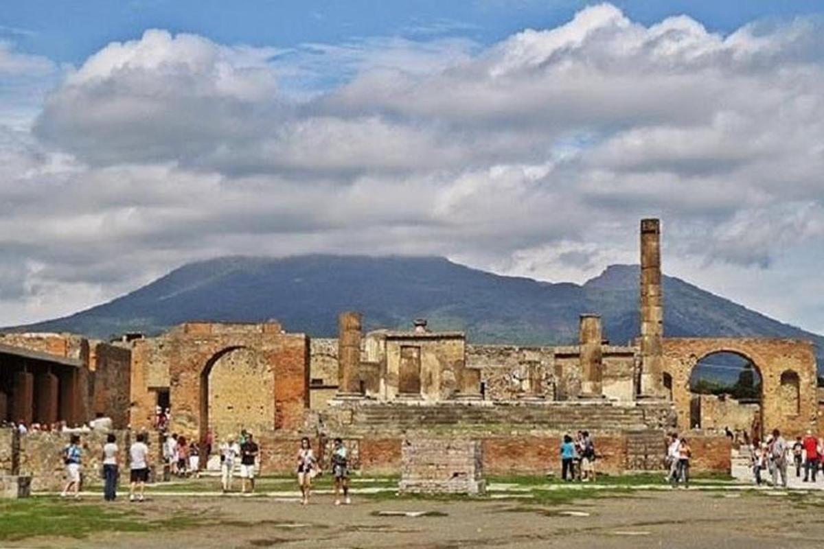 un gruppo di persone in piedi davanti a un antico edificio