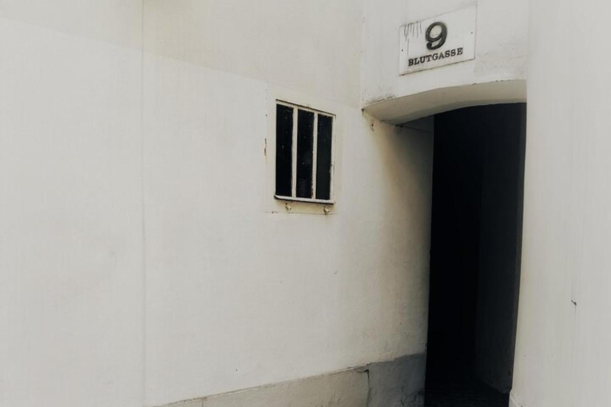 ένα λευκό κτίριο με ένα παράθυρο στο πλάι του
