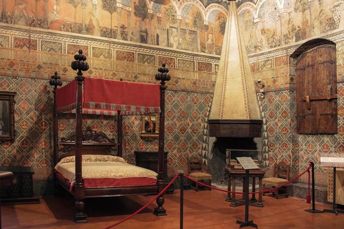Un dormitorio con una cama con dosel y un piano.