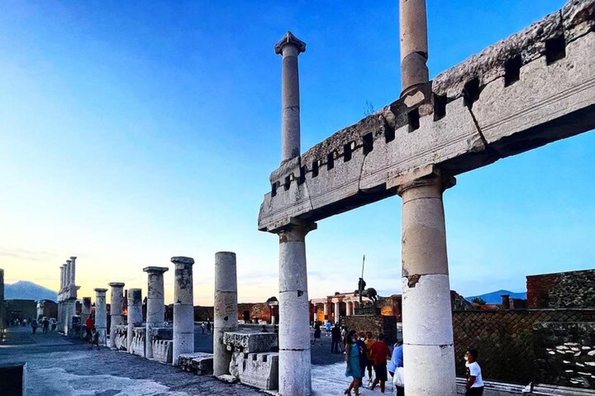 una fila de columnas en las ruinas de un edificio