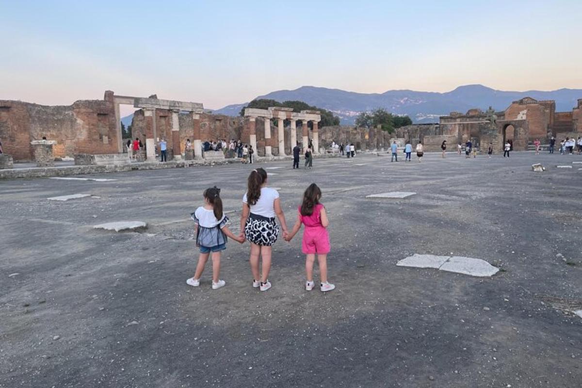 Τρία κορίτσια στέκονται στη μέση ενός δρόμου