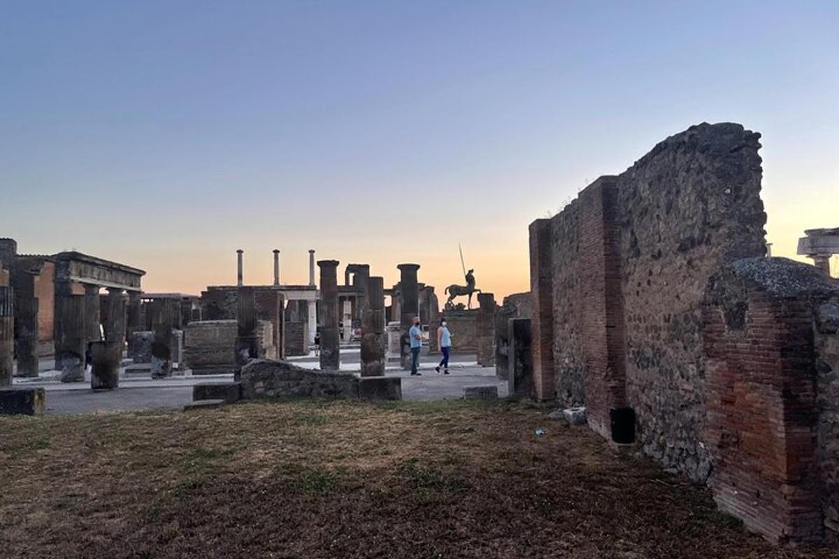 μια ομάδα ανθρώπων που περπατούν μέσα από μια παλιά πόλη