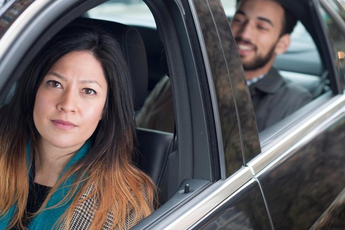 ein Mann und eine Frau sitzen in einem Auto