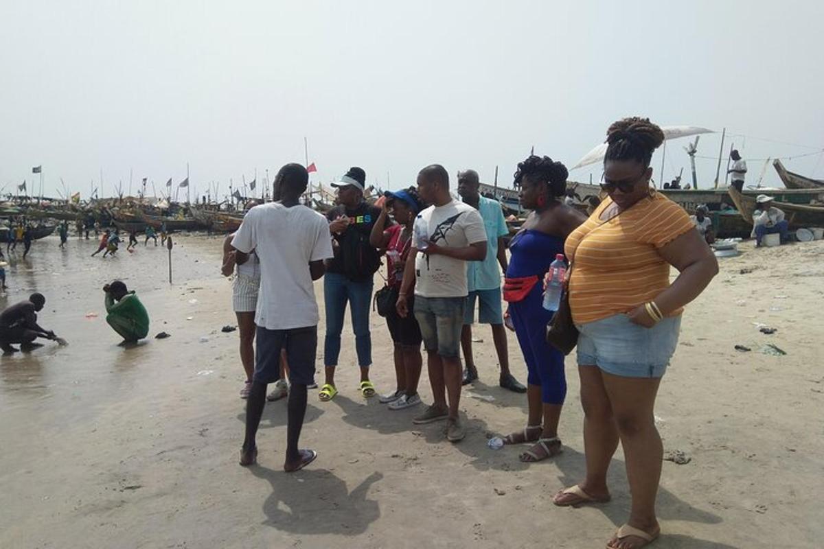 sekumpulan orang berdiri di pantai