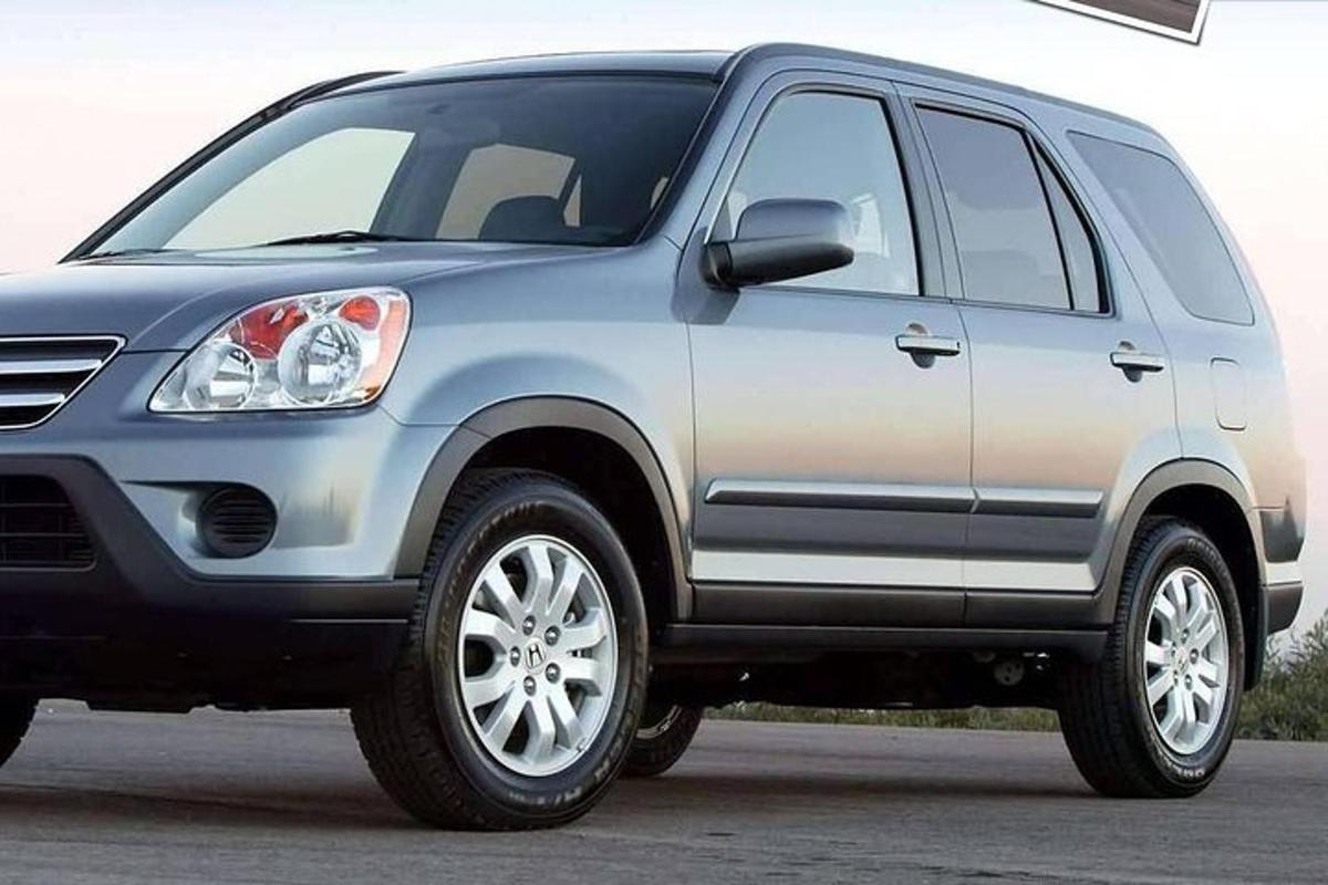 un SUV albastru parcat într-o parcare