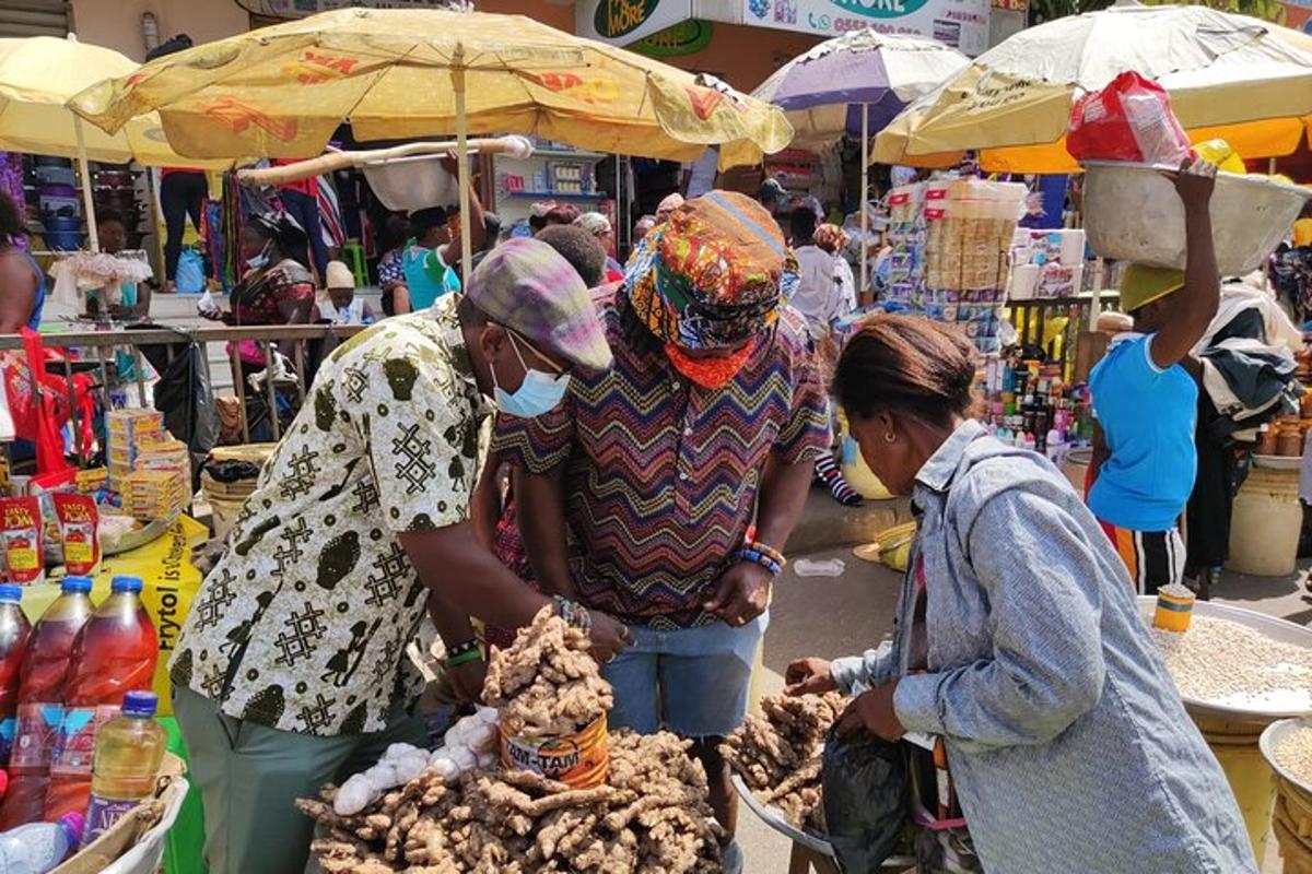 sekumpulan orang melihat makanan di pasar