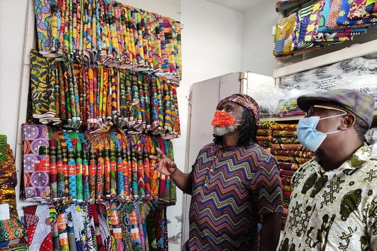 dua orang di sebuah kedai melihat paparan tali leher
