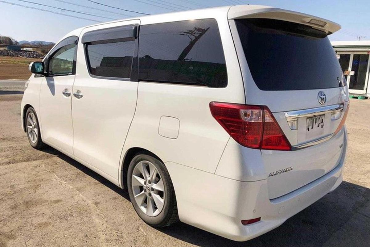 o minivană albă parcată într-o parcare