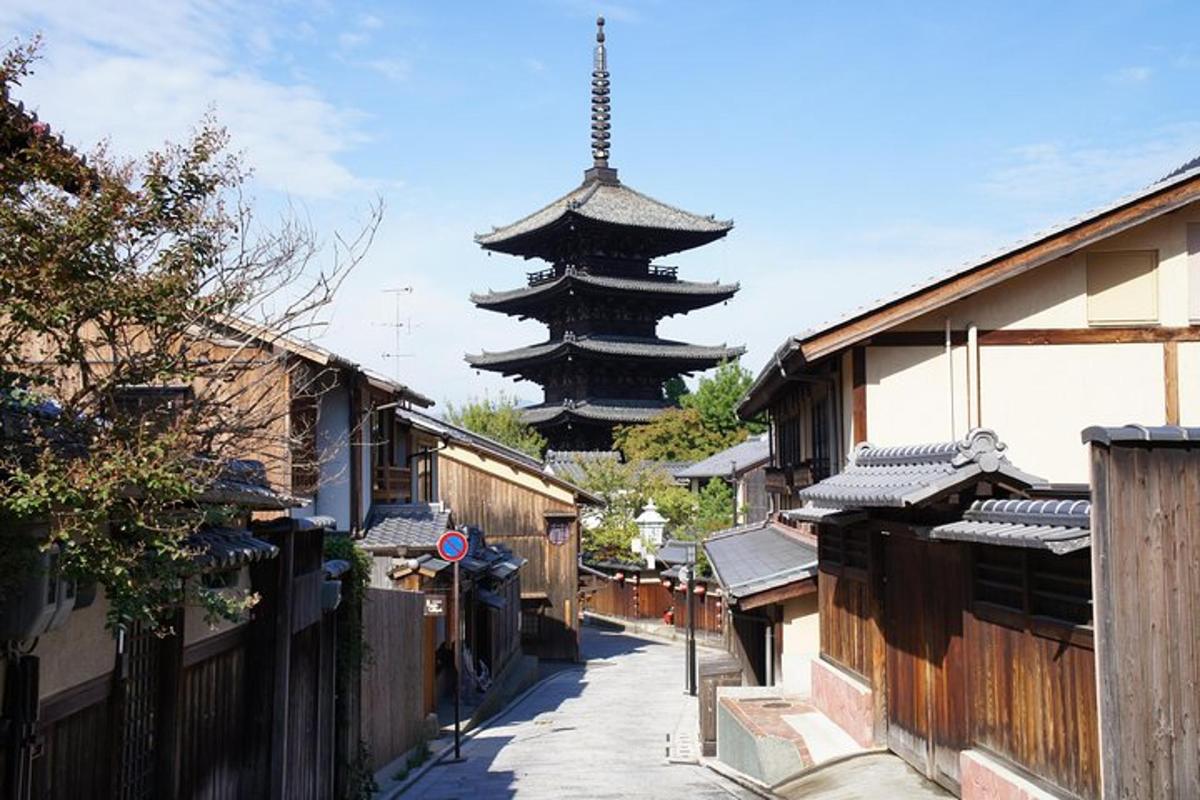 pagoda uprostřed ulice s budovami