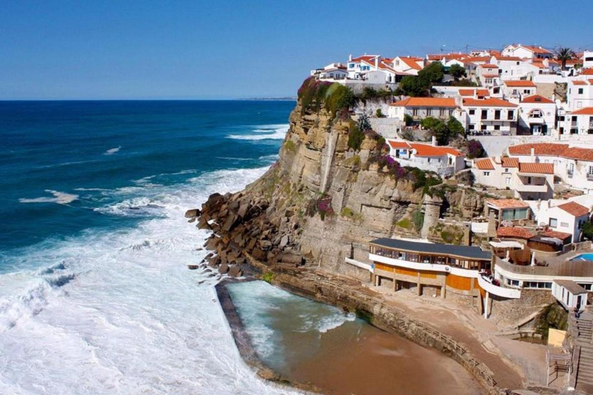 un villaggio in cima a una scogliera vicino all'oceano