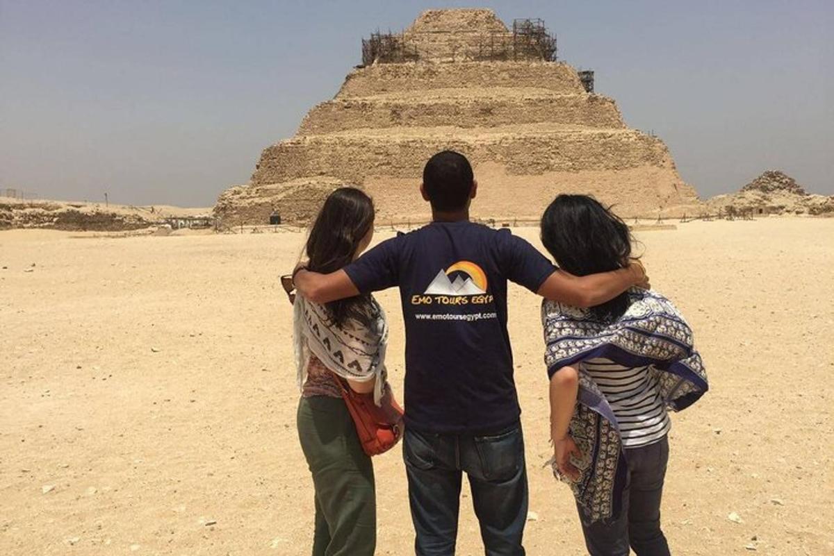 un grup de oameni care stau în fața unei piramide