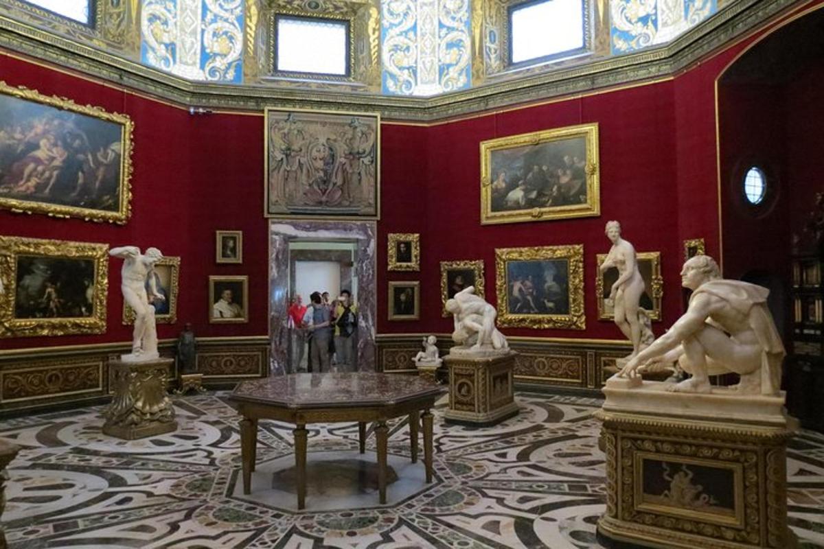 sebuah muzium dengan patung di dalam bilik dengan dinding merah