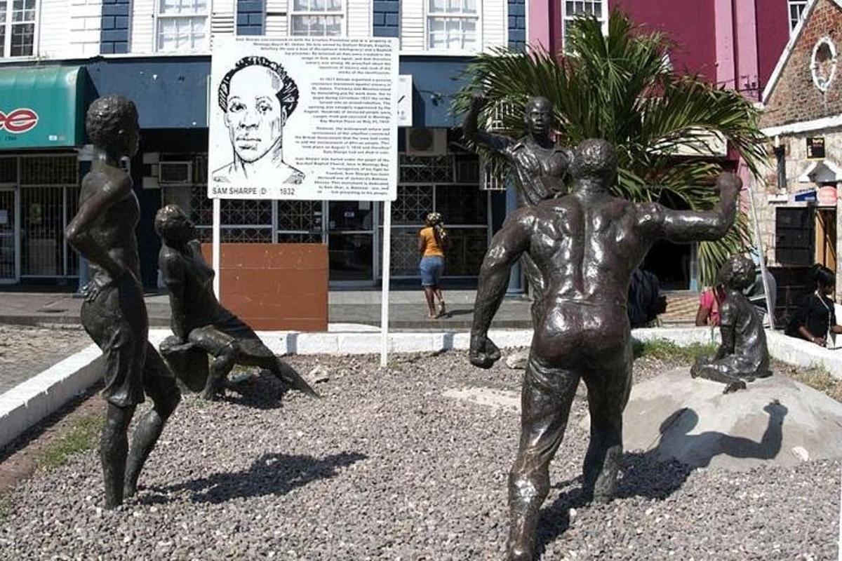 o statuie de bronz cu copii care se joacă cu un băiat