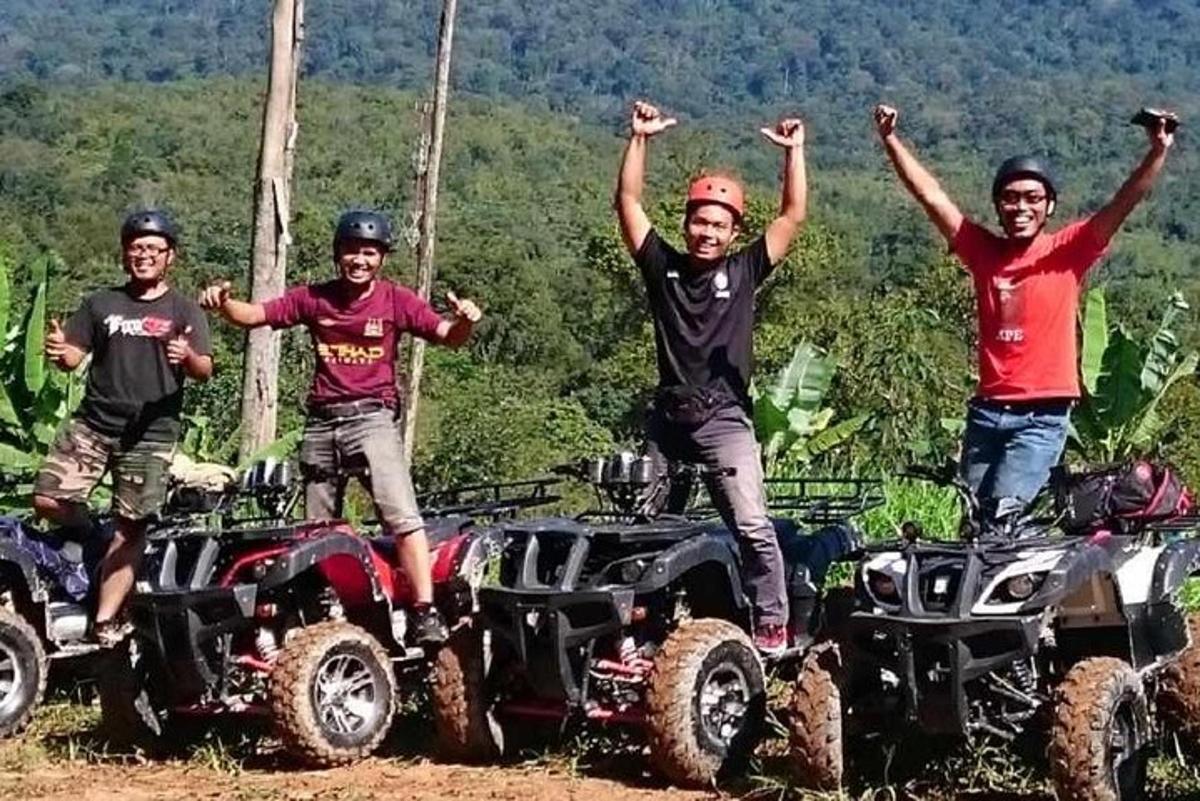 un gruppo di quattro uomini in piedi su quad in montagna