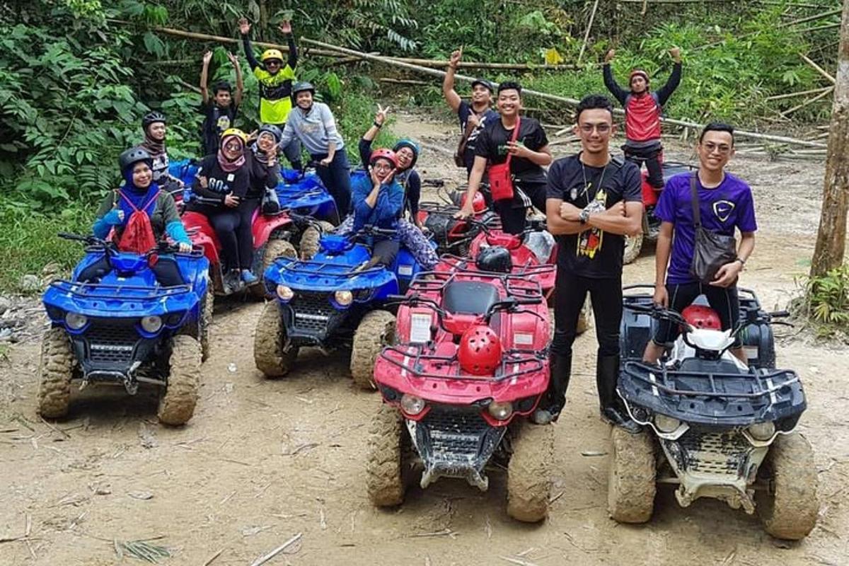 un gruppo di persone in posa per una foto con quattro quad