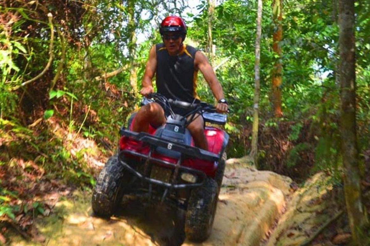 un uomo in sella a una moto da cross su un sentiero