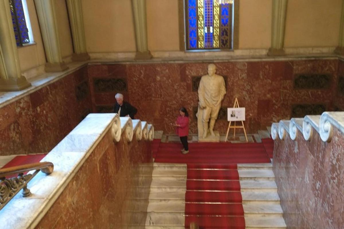 Un grupo de personas bajando las escaleras de una iglesia.