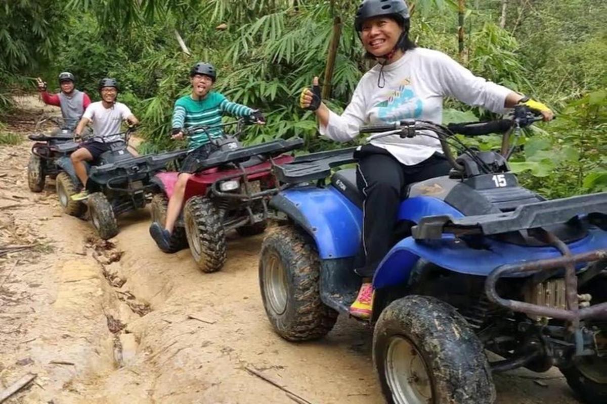 un gruppo di persone che guidano quad su una strada sterrata