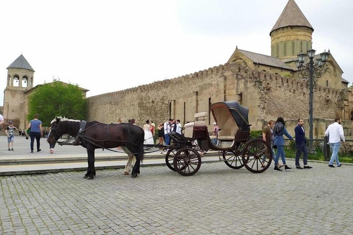 un carruatge tirat per cavalls davant d'un castell
