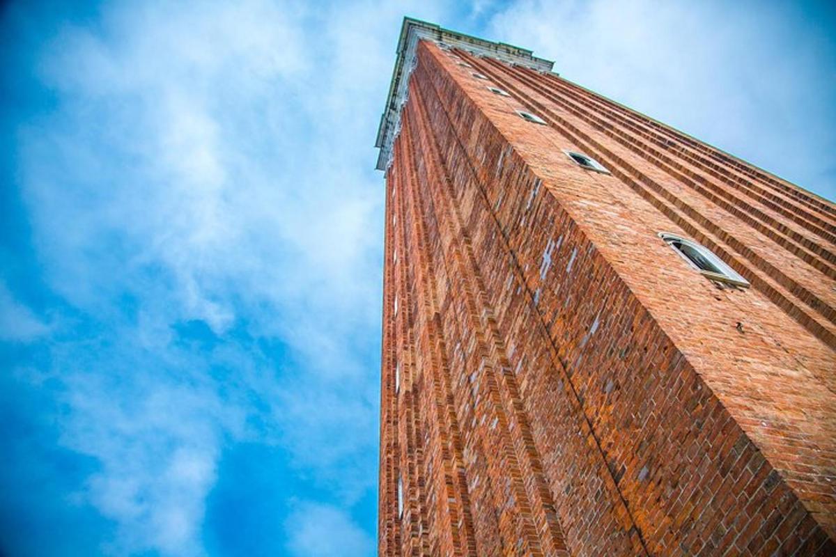 un alto edificio in mattoni contro un cielo nuvoloso