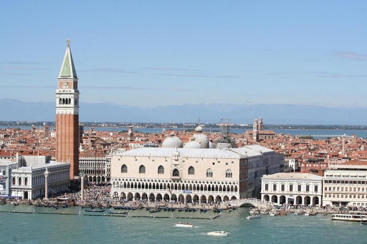 uma cidade com uma torre do relógio e um grande edifício