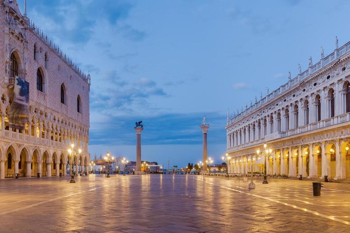 una piazza cittadina con due grandi edifici illuminati