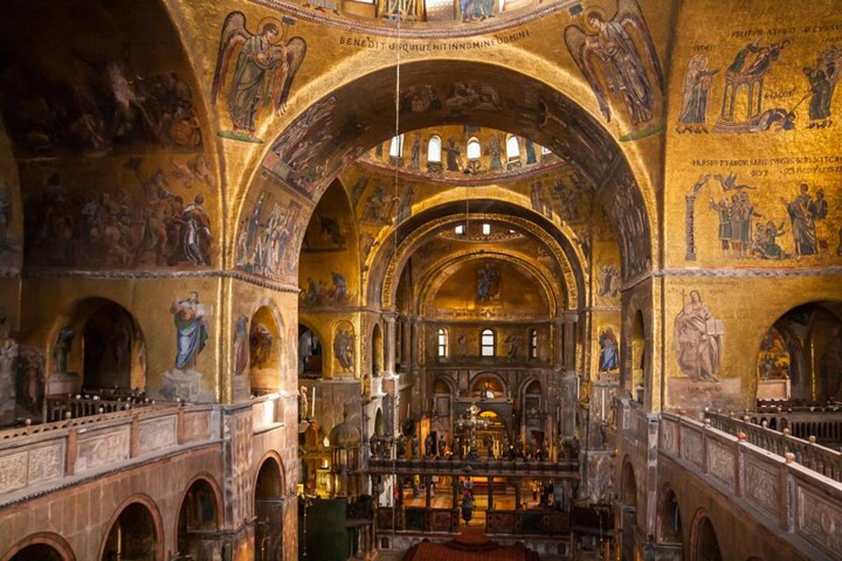 una grande chiesa con dipinti sulle pareti e sui soffitti