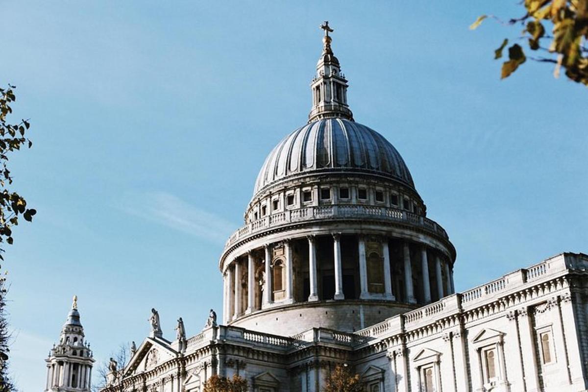 un edificio con una cupola in cima