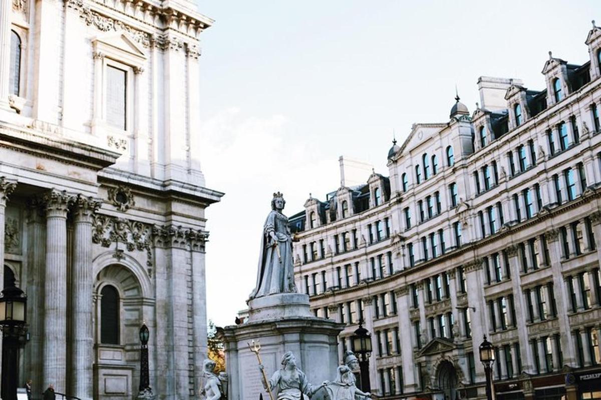 una statua di fronte a un edificio con edifici