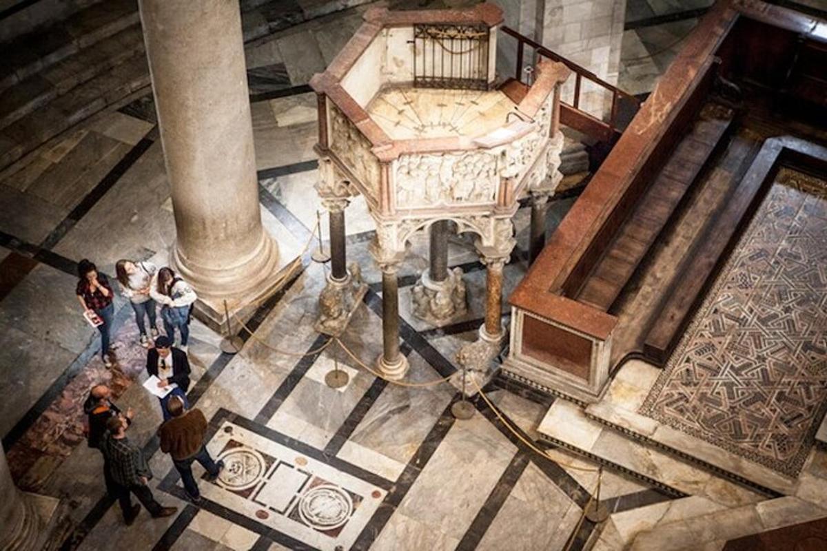 un gruppo di persone in piedi in un grande edificio