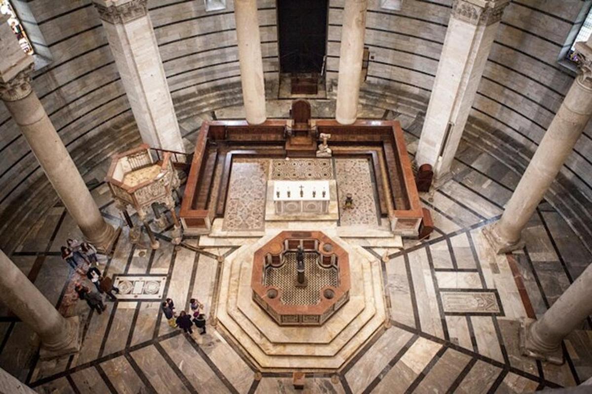 una vista dall'alto di un grande edificio con un organo